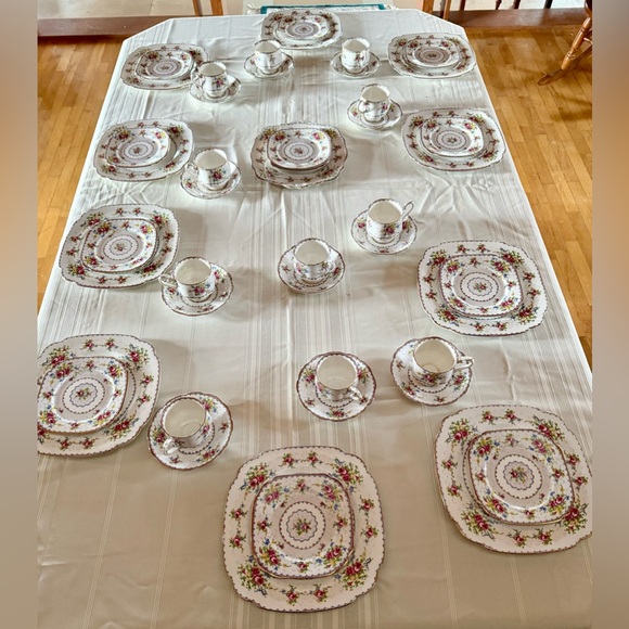 Royal Albert Petite Point English Bone China Set
10 Piece Seating - Picture 2 of 3